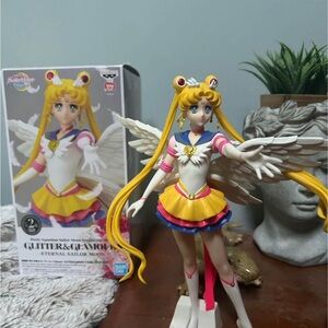 Sailor Moon glitter and glamorous Eternal figurine includes box.
